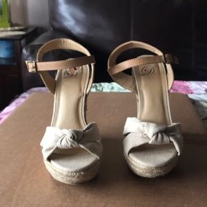 Beige Wedge sandal excellent condition